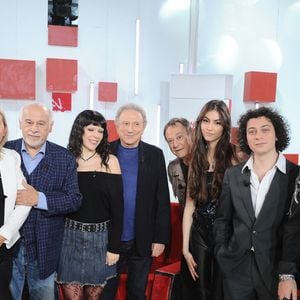 Exclusif - Louis Perrin, Mélofie Balavoine, Francis Perrin, Jeanne Perrin, Michel Drucker, Peter Kingsbury, sa fille Shannon Kingsbery et Roman Doduik lors de l'enregistrement de l'émission Vivement dimanche édition spéciale intitulée 'Sagas familiales' au studio Rive gauche, présentée par M.Drucker et diffusée le 27 septembre sur France 3, à Paris, France, le 22 septembre 2026. © Guillaume Gaffiot/Bestimage