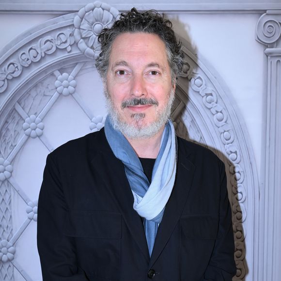 De nombreuses personnalités étaient présentes pour célébrer le retour de ce lieu emblématique.

Guillaume Gallienne - Réouverture du rooftop « L'heure dorée » de l'hôtel Peninsula à Paris le 10 juin 2026. © Rachid Bellak/Bestimage