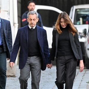 Nicolas Sarkozy, accompagné de sa femme Carla Bruni, sort de son domicile pour être incarcéré à la prison de La Santé à Paris, France, le 21 octobre 2025., où il purgera une peine de cinq ans de prison après avoir été reconnu coupable d'association de malfaiteurs en lien avec un projet de financement de la campagne électorale de 2007 de l'ancien dictateur libyen Mouammar Kadhafi. Nicolas Sarkozy, qui a connu de nombreux ennuis judiciaires depuis sa défaite à la réélection en 2012, sera incarcéré le 21 octobre 2025 pour un projet visant à obtenir des fonds libyens pour sa campagne présidentielle victorieuse de 2007, devenant ainsi le premier ancien dirigeant d'un pays de l'Union européenne à purger une peine de prison. L'ancien dirigeant d'extrême droite français a fait appel du verdict et dénoncé une "injustice". © Bestimage