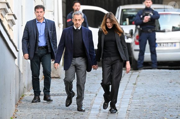 Nicolas Sarkozy, accompagné de sa femme Carla Bruni, sort de son domicile pour être incarcéré à la prison de La Santé à Paris, France, le 21 octobre 2025., où il purgera une peine de cinq ans de prison après avoir été reconnu coupable d'association de malfaiteurs en lien avec un projet de financement de la campagne électorale de 2007 de l'ancien dictateur libyen Mouammar Kadhafi. Nicolas Sarkozy, qui a connu de nombreux ennuis judiciaires depuis sa défaite à la réélection en 2012, sera incarcéré le 21 octobre 2025 pour un projet visant à obtenir des fonds libyens pour sa campagne présidentielle victorieuse de 2007, devenant ainsi le premier ancien dirigeant d'un pays de l'Union européenne à purger une peine de prison. L'ancien dirigeant d'extrême droite français a fait appel du verdict et dénoncé une "injustice". © Bestimage