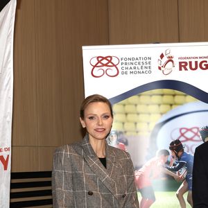 La langue maternelle de l'épouse d'Albert de Monaco est l'anglais.

La Princesse Charlène de Monaco assiste au 2ème concours créatif du maillot qui sera porté par l'équipe nationale monégasque de rugby à VII des moins de 16 ans. 
© Claudia Albuquerque / Bestimage
