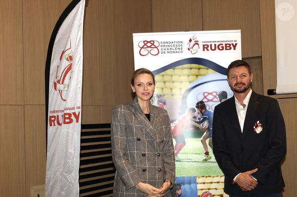 La langue maternelle de l'épouse d'Albert de Monaco est l'anglais.

La Princesse Charlène de Monaco assiste au 2ème concours créatif du maillot qui sera porté par l'équipe nationale monégasque de rugby à VII des moins de 16 ans. 
© Claudia Albuquerque / Bestimage