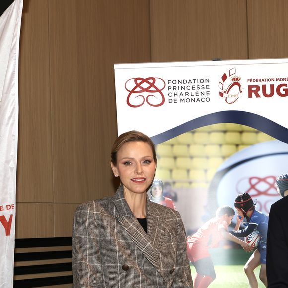 La langue maternelle de l'épouse d'Albert de Monaco est l'anglais.

La Princesse Charlène de Monaco assiste au 2ème concours créatif du maillot qui sera porté par l'équipe nationale monégasque de rugby à VII des moins de 16 ans. 
© Claudia Albuquerque / Bestimage
