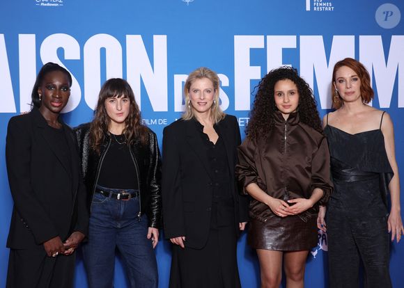 Le Cast du Film, Eye Haidara, Juliette Armanet, Karin Viard, Oulaya Amamra et Laetitia Dosch lors de la première du film 'La maison des femmes' au cinéma Pathé Palace le 19 Février 2026 à Paris. © Denis Guignebourg / BestImage