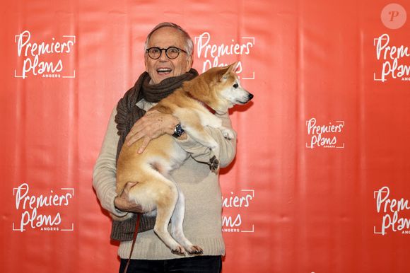 Photocall de Fabrice Luchini avec un de ses chiens dans les bras venu présenter en avant-première le film "Victor comme tout le monde" lors du 38ème Festival Premiers Plans à Angers, France, le 17 janvier 2026. © Laetitia Notarianni/Bestimage