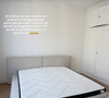 Direction la chambre pour clore cette visite et place au format King Size pour son lit. Son choix s'est arrêté sur un impressionnant lit tapissé beige à la structure moelleuse, qui donne à sa chambre un air de suite d'hôtel 5 étoiles. 

Diane Leyre dévoile l'intérieur de son appartement parisien