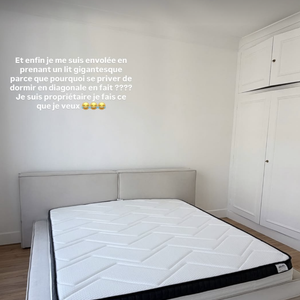 Direction la chambre pour clore cette visite et place au format King Size pour son lit. Son choix s'est arrêté sur un impressionnant lit tapissé beige à la structure moelleuse, qui donne à sa chambre un air de suite d'hôtel 5 étoiles. 

Diane Leyre dévoile l'intérieur de son appartement parisien