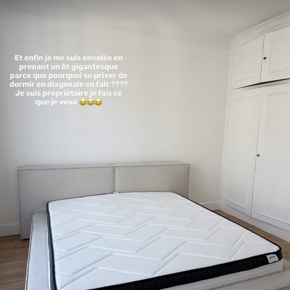 Direction la chambre pour clore cette visite et place au format King Size pour son lit. Son choix s'est arrêté sur un impressionnant lit tapissé beige à la structure moelleuse, qui donne à sa chambre un air de suite d'hôtel 5 étoiles. 

Diane Leyre dévoile l'intérieur de son appartement parisien