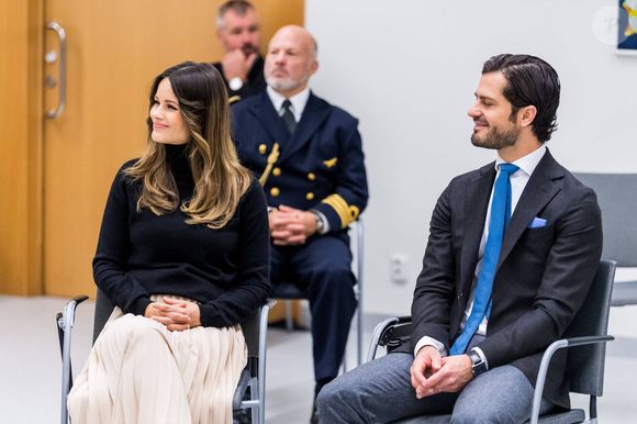 Le prince Carl Philip de Suède et la princesse Sofia (Hellqvist) sont en visite à l'hôpital de Karlstad le 28 octobre 2020. Photo par Dana Press / Bestimage.