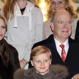 Très sollicités en ce mois de décembre, Jacques et Gabriella sont sur tous les fronts ! Ils ont inauguré les illuminations, le Village de Noël et ont même assisté aux remises de cadeaux. 

Le prince Albert II de Monaco, la princesse Charlene, leurs enfants, la princesse Gabriella et le prince héréditaire Jacques ont inauguré le marché de Noël sur le port Hercule à Monaco, le 5 décembre 2025.  © Claudia Albuquerque/Bestimage