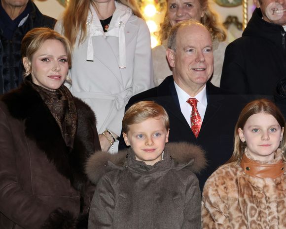 Très sollicités en ce mois de décembre, Jacques et Gabriella sont sur tous les fronts ! Ils ont inauguré les illuminations, le Village de Noël et ont même assisté aux remises de cadeaux. 

Le prince Albert II de Monaco, la princesse Charlene, leurs enfants, la princesse Gabriella et le prince héréditaire Jacques ont inauguré le marché de Noël sur le port Hercule à Monaco, le 5 décembre 2025.  © Claudia Albuquerque/Bestimage