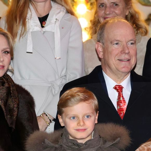 Très sollicités en ce mois de décembre, Jacques et Gabriella sont sur tous les fronts ! Ils ont inauguré les illuminations, le Village de Noël et ont même assisté aux remises de cadeaux. 

Le prince Albert II de Monaco, la princesse Charlene, leurs enfants, la princesse Gabriella et le prince héréditaire Jacques ont inauguré le marché de Noël sur le port Hercule à Monaco, le 5 décembre 2025.  © Claudia Albuquerque/Bestimage