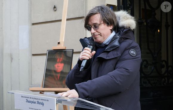Thomas Dutronc - Dévoilement d'une plaque commémorative en hommage à Françoise Hardy (veille de ce qui aurait été le 82ème anniversaire) apposée sur la façade du 24 rue d'Aumale à Paris, France, le 16 janvier 2026, où la chanteuse a vécu son enfance et son adolescence jusqu'à ses premiers succès. En présence des élèves du département théâtre et jazz du Conservatoire municipal Nadia et Lili Boulanger. © Coadic Guirec/Bestimage