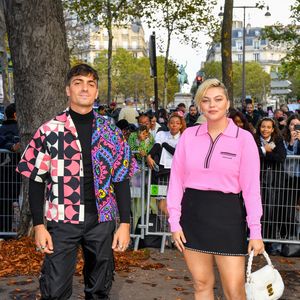 Louane Emera et son compagnon Florian Rossi arrivent au défilé de mode Miu Miu lors de la Fashion Week printemps/été 2022 à Paris, France, le 5 octobre 2021. © Veeren Ramsamy-Christophe Clovis/Bestimage