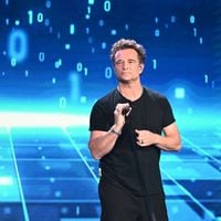 "Il est dans tous ses états" : David Hallyday évoque le soudain intérêt du public pour son fils Cameron, portrait craché de son grand-père Johnny