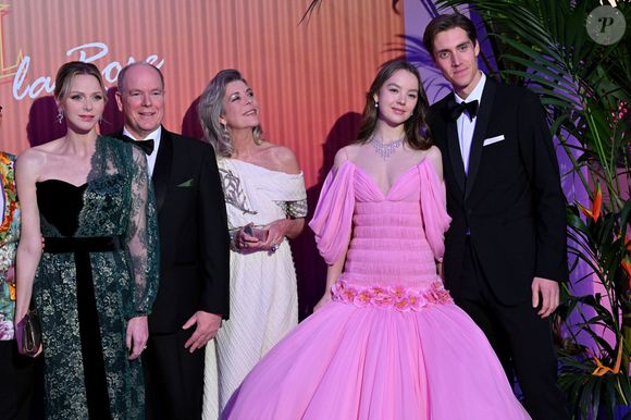 La princese Charlene de Monaco le prince Albert II de Monaco, la princesse Caroline de Hanovre, la princesse Alexandra de Hanovre et son compagnon Ben Sylvester Strautmann durant la 69ème édition du Bal de la Rose dans la Salle des Étoiles du Sporting Monte-Carlo à Monaco, le 29 mars 2025.© Bruno Bebert / Pool Monaco / Bestimage