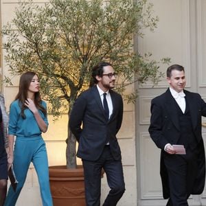 Clémence, la seconde, est médecin, spécialiste renommée des maladies du foie.

La ministre de l'Environnement, de l'Énergie et de la Mer Ségolène Royal et ses enfants Clémence Hollande et Thomas Hollande ainsi que sa compagne la journaliste Émilie Broussouloux arrivent au dîner d'État organisé par le président François Hollande en l'honneur du président guinéen Alpha Condé, au palais de l'Élysée à Paris, France, le 12 avril 2017. Photo de Denis Allard/Pool/ABACAPRESS.COM