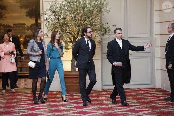 Clémence, la seconde, est médecin, spécialiste renommée des maladies du foie.

La ministre de l'Environnement, de l'Énergie et de la Mer Ségolène Royal et ses enfants Clémence Hollande et Thomas Hollande ainsi que sa compagne la journaliste Émilie Broussouloux arrivent au dîner d'État organisé par le président François Hollande en l'honneur du président guinéen Alpha Condé, au palais de l'Élysée à Paris, France, le 12 avril 2017. Photo de Denis Allard/Pool/ABACAPRESS.COM