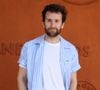 l'un d'entre eux a été écarté de l'antenne après avoir eu des exigences un peu trop grandes au goût de l'animateur. 

Pablo Mira au village lors des Internationaux de France de Tennis de Roland Garros 2025. Paris, le 29 mai 2025. © Moreau/Jacovides/Bestimage
