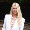 Fashion jusqu’au bout des ongles : Claudia Schiffer adopte une tendance de plus en plus prisée pour sa manucure et sa pédicure au défilé Chloé