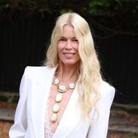 Fashion jusqu’au bout des ongles : Claudia Schiffer adopte une tendance de plus en plus prisée pour sa manucure et sa pédicure au défilé Chloé