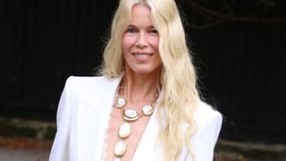 Fashion jusqu’au bout des ongles : Claudia Schiffer adopte une tendance de plus en plus prisée pour sa manucure et sa pédicure au défilé Chloé