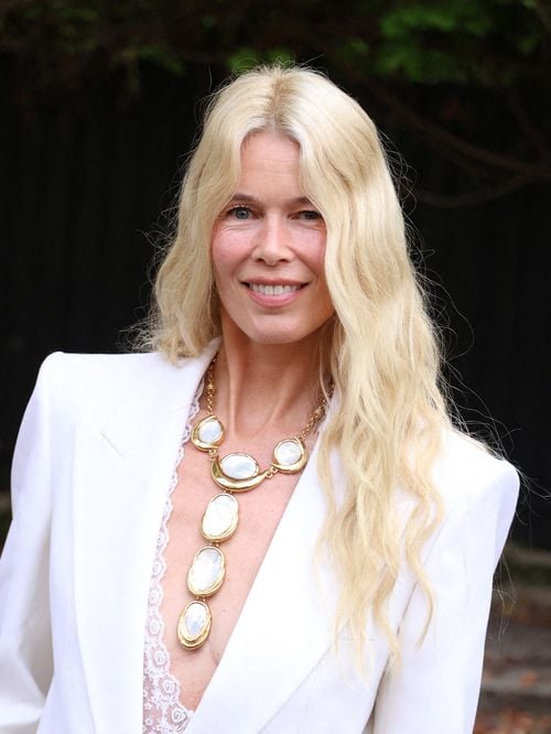 Fashion jusqu’au bout des ongles : Claudia Schiffer adopte une tendance de plus en plus prisée pour sa manucure et sa pédicure au défilé Chloé