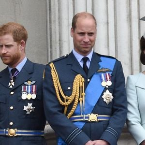 La reine Elisabeth II d'Angleterre, Meghan Markle, duchesse de Sussex (habillée en Dior Haute Couture par Maria Grazia Chiuri), le prince Harry, duc de Sussex, le prince William, duc de Cambridge, Kate Catherine Middleton, duchesse de Cambridge - La famille royale d'Angleterre lors de la parade aérienne de la RAF pour le centième anniversaire au palais de Buckingham à Londres. Le 10 juillet 2018 © Agence / Bestimage