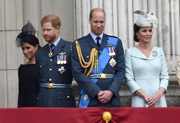 La reine Elisabeth II d'Angleterre, Meghan Markle, duchesse de Sussex (habillée en Dior Haute Couture par Maria Grazia Chiuri), le prince Harry, duc de Sussex, le prince William, duc de Cambridge, Kate Catherine Middleton, duchesse de Cambridge - La famille royale d'Angleterre lors de la parade aérienne de la RAF pour le centième anniversaire au palais de Buckingham à Londres. Le 10 juillet 2018 © Agence / Bestimage