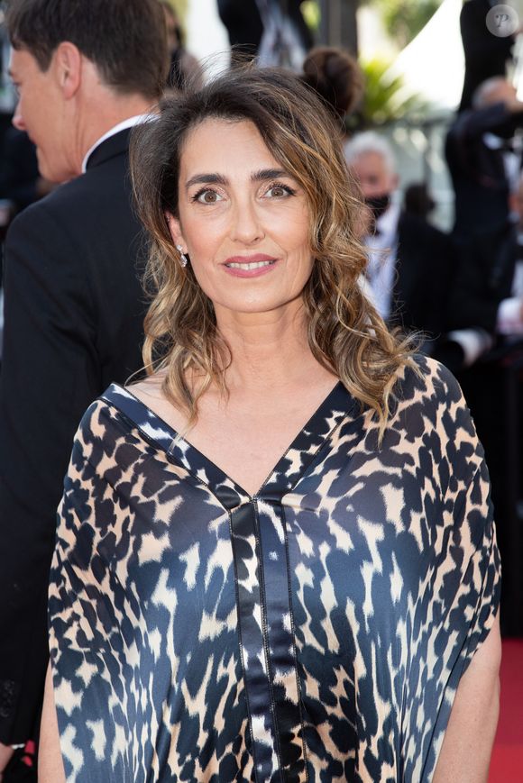 Le sac, qu'elle juge beaucoup de trop lourd !

Agnès Boulard (Mademoiselle Agnès) - Montée des marches du film " L'histoire de ma femme - The story of my wife " lors du 74ème Festival International du Film de Cannes. Le 14 juillet 2021
© Borde-Jacovides-Moreau / Bestimage