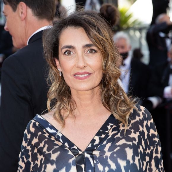 Le sac, qu'elle juge beaucoup de trop lourd !

Agnès Boulard (Mademoiselle Agnès) - Montée des marches du film " L'histoire de ma femme - The story of my wife " lors du 74ème Festival International du Film de Cannes. Le 14 juillet 2021
© Borde-Jacovides-Moreau / Bestimage