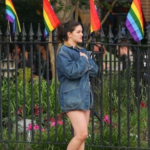 New York, NY - EXCLUSIF - Suri Cruise a été aperçue en pleine action à New York, arborant un look décontracté avec une veste en jean, un short coupé et des bottes en daim marron. La jeune femme de 18 ans déambulait dans les rues avec ses camarades de classe, profitant d'une journée animée en ville avant la remise des diplômes.

Backgrid USA / Bestimage