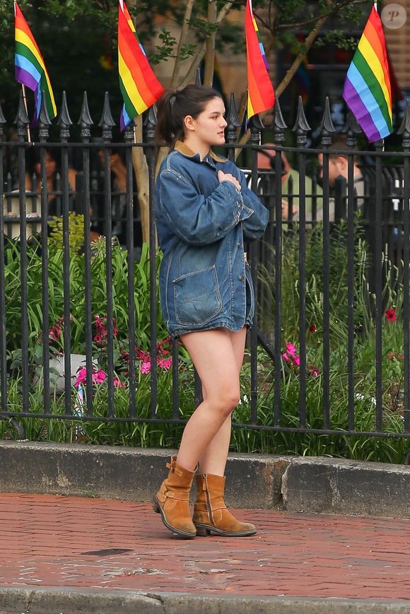 New York, NY - EXCLUSIF - Suri Cruise a été aperçue en pleine action à New York, arborant un look décontracté avec une veste en jean, un short coupé et des bottes en daim marron. La jeune femme de 18 ans déambulait dans les rues avec ses camarades de classe, profitant d'une journée animée en ville avant la remise des diplômes.

Backgrid USA / Bestimage