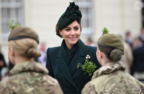 La princesse de Galles (au centre) rencontre des cadets d'Irlande du Nord, lors d'une visite aux Irish Guards pour leur défilé de la Saint-Patrick à Wellington Barracks à Londres, Royaume-Uni, le lundi 17 mars 2025. Photo by Eddie Mulholland/Daily Telegraph/PA Wire/ABACAPRESS.COM