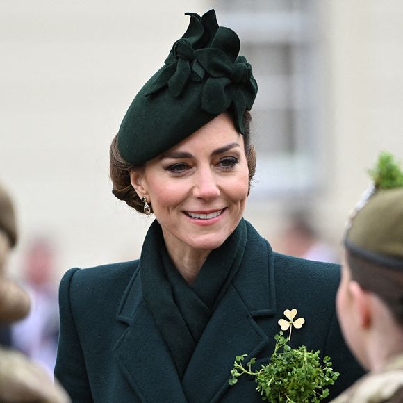 La princesse de Galles (au centre) rencontre des cadets d'Irlande du Nord, lors d'une visite aux Irish Guards pour leur défilé de la Saint-Patrick à Wellington Barracks à Londres, Royaume-Uni, le lundi 17 mars 2025. Photo by Eddie Mulholland/Daily Telegraph/PA Wire/ABACAPRESS.COM