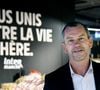 "Je veux leur dire que toutes les équipes du Groupement sont mobilisées à leurs côtés dans cette épreuve. Nous avons également d'ores et déjà organisé des livraisons d'eau et de produits pour reprendre des forces à nos sapeurs-pompiers mobilisés sur le feu", a-t-il fait savoir.

Thierry Cotillard président du Groupement Mousquetaires visite un supermarché à Paris, France le 5 septembre 2025. Photo par Alain Apaydin/ABACAPRESS.COM