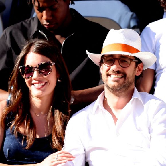 Le couple, qui s'est marié le 8 septembre 2018 en Corrèze, a eu deux adorables enfants : Jeanne, née en 2019, et Noé, né en 2021.

Thomas Hollande et sa femme Emilie Broussouloux dans les tribunes des Internationaux de France de tennis de Roland Garros 2024 à Paris le 7 juin 2024.  © Jacovides-Moreau/Bestimage