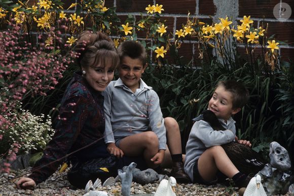 En France, Georgette Lemaire et ses deux enfants, Pascal et Yvan, dans un jardin, en banlieue parisienne le 7 juin 1966. Photo par Michel Ristroph via Bestimage