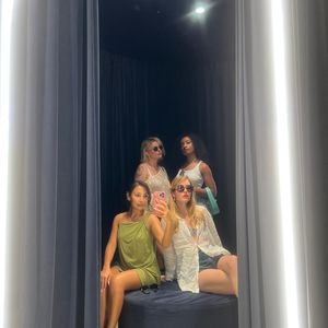 Louane en vacances à Ibiza avec un groupe d'amies et sans son futur mari Florian Rossi. 30 et 31 mai 2025