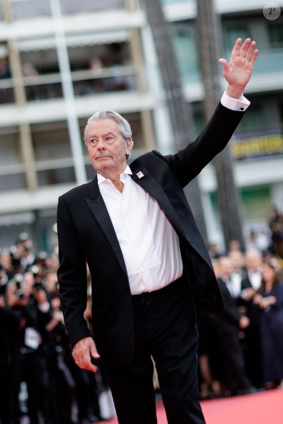 La journée s’est conclue par la projection d’un documentaire consacré aux liens entre l’acteur et la commune, perturbée par un incident technique. 

Alain Delon (avec un badge Paris Match d'une ancienne couverture du magazine titrant "Alain Delon, mes deux amours, Rosalie et Anouchka) - Montée des marches du film "A Hidden Life" lors du 72ème Festival International du Film de Cannes. Le 19 mai 2019
© Jacovides-Moreau / Bestimage