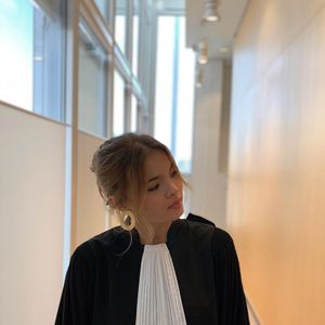 De son côté, Alice a d'abord bifurqué vers des études de droit pendant deux ans avant d'assumer sa passion et de se former sérieusement au métier.

Alice Cornillac, Instagram
