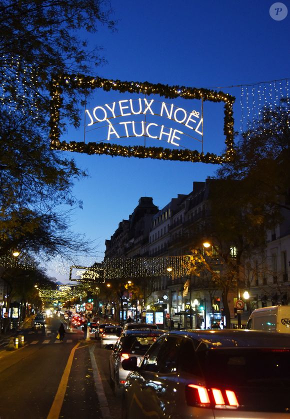 Les Tuche, La famille déjantée du film d!Olivier Barroux souhaite de joyeuses fêtes aux Parisiens. Sur les Grands Boulevards à Paris. Le prochain film de la licence, un conte de Noel, est prévu pour février 2021. 
Le 23 decembre 2020.
Alain Apaydin / Bestimage
