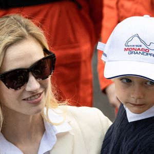 Beatrice Borromeo avec ses fils Stefano Ercole Casiraghi, Francesco Casiraghi et Raphael Elmaleh assistent à la cérémonie de remise des prix de l'E-Prix Monaco depuis la voie de la grille lors de l'E-Prix Monaco, 7e meeting du Championnat du monde AB22-23 FIA de Formule E à Monaco, le 6 mai 2023. ©  Marco Piovanotto/ABACAPRESS.COM