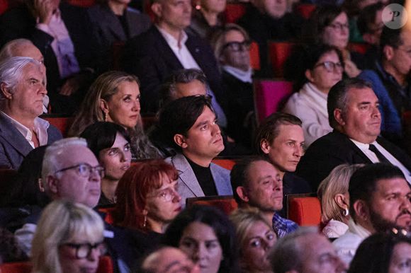 Exclusif - Alain-Fabien Delon et Laura Bensadoun lors de la soirée hommage Ciné-concert symphonique "Alain Delon, le dernier Samouraï" au palais des congrès à Paris le 8 novembre 2024 le jour de son anniversaire. Pour cette soirée, le chef d'orchestre Vahan Mardirossian a dirigé l'orchestre symphonique de Douai.

© Moreau / Jacovides / Bestimage