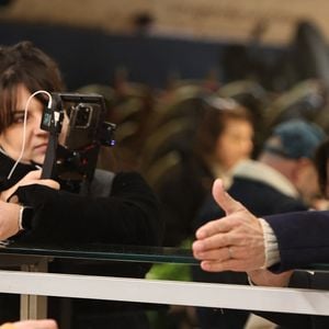 Exclusif - Laurent Mariotte à la rencontre des commerçants du Marché des Capucins à Bordeaux, lors du tournage de son émission culinaire "Les petits plats de Laurent", le 21 janvier 2026.
© Fabien Cottereau / Bestimage