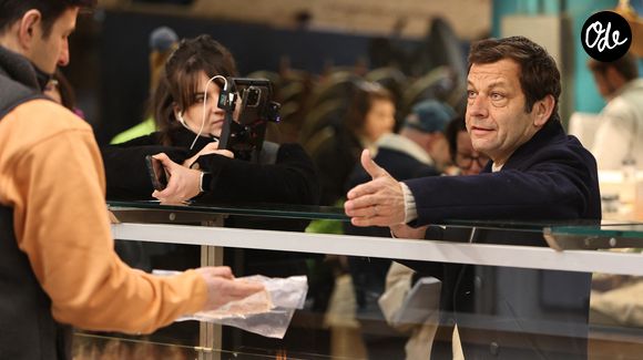 Exclusif - Laurent Mariotte à la rencontre des commerçants du Marché des Capucins à Bordeaux, lors du tournage de son émission culinaire "Les petits plats de Laurent", le 21 janvier 2026.
© Fabien Cottereau / Bestimage