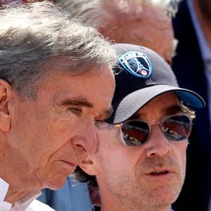 Bernard Arnault et son fils Antoine Arnault - Célébrités dans les tribunes de la finale homme des Internationaux de France de Tennis de Roland Garros 2026 le 7 juin 2026. © Jacovides-Moreau/Bestimage