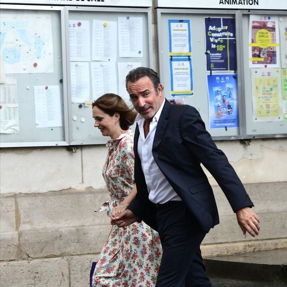 Nathalie Péchalat et son mari Jean Dujardin - Mariage de Claude Lelouch à la mairie du 18ème à Paris. Le 17 juin 2023. Agence / Bestimage