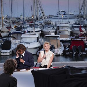 Exclusif - Bertrand Chameroy, Anne-Elisabeth Lemoine sur le plateau de l'émission "C à vous" lors du 77ème Festival International du Film de Cannes, France, le 16 mai 2024. © Jack Tribeca/Bestimage