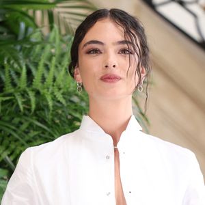 À 15 ans, Deva Cassel se lançait déjà dans une carrière de mannequin, posant en une des plus prestigieuses revues de mode et défilant sur les podiums. 

Deva Cassel au photocall du défilé de mode DIOR Collection Haute Couture Automne/Hiver 2026-2027 lors de la Fashion Week de Paris (PFW) au musée Rodin, à Paris, le 6 juillet 2026. 

© Denis Guignebourg/Bestimage
